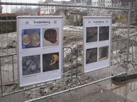901244 Afbeelding van twee uitlegborden bij een gedeelte van de uitgegraven slotgracht van het voormalige Kasteel ...